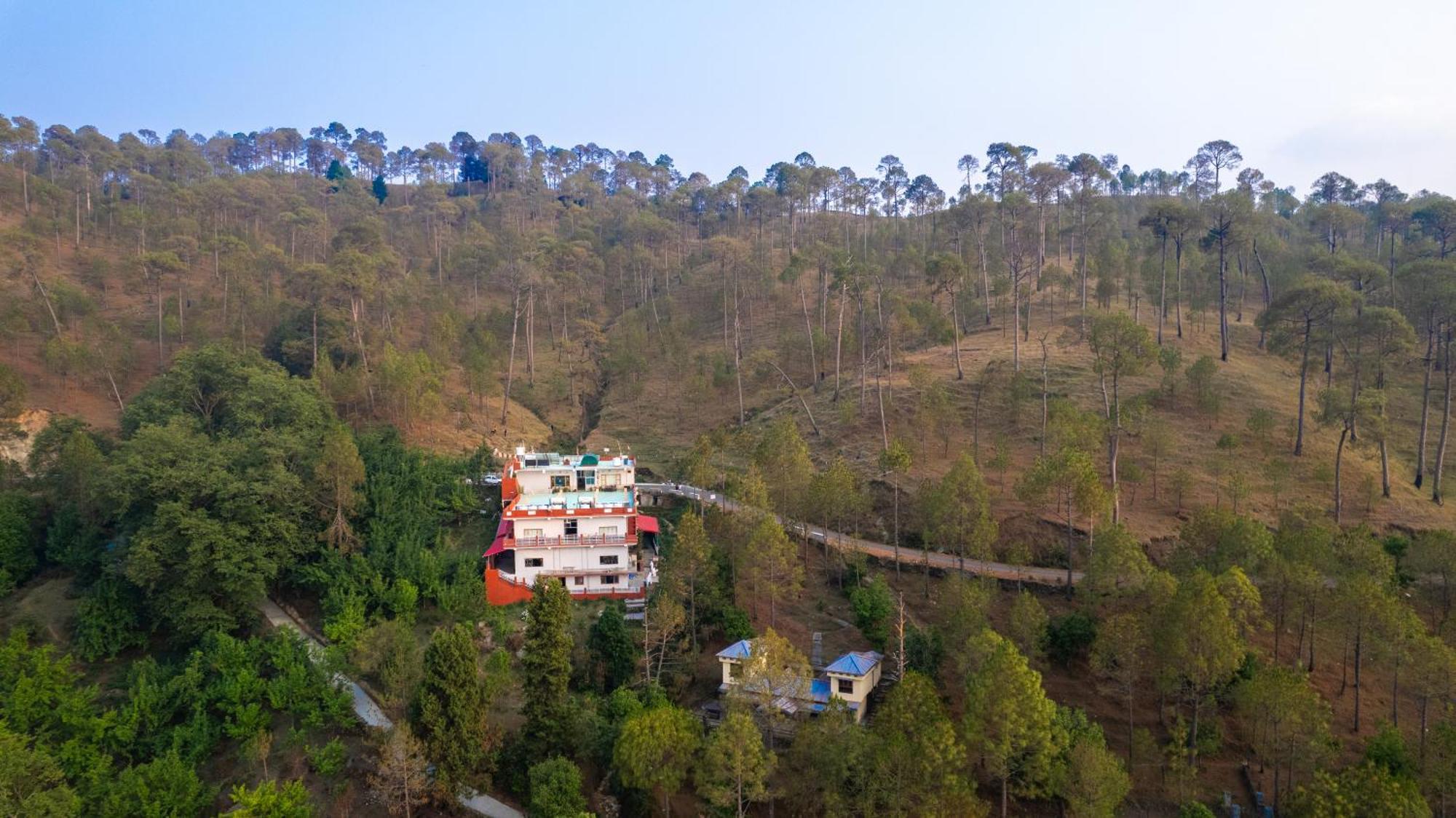 Отель The Ranikhet Continental Экстерьер фото