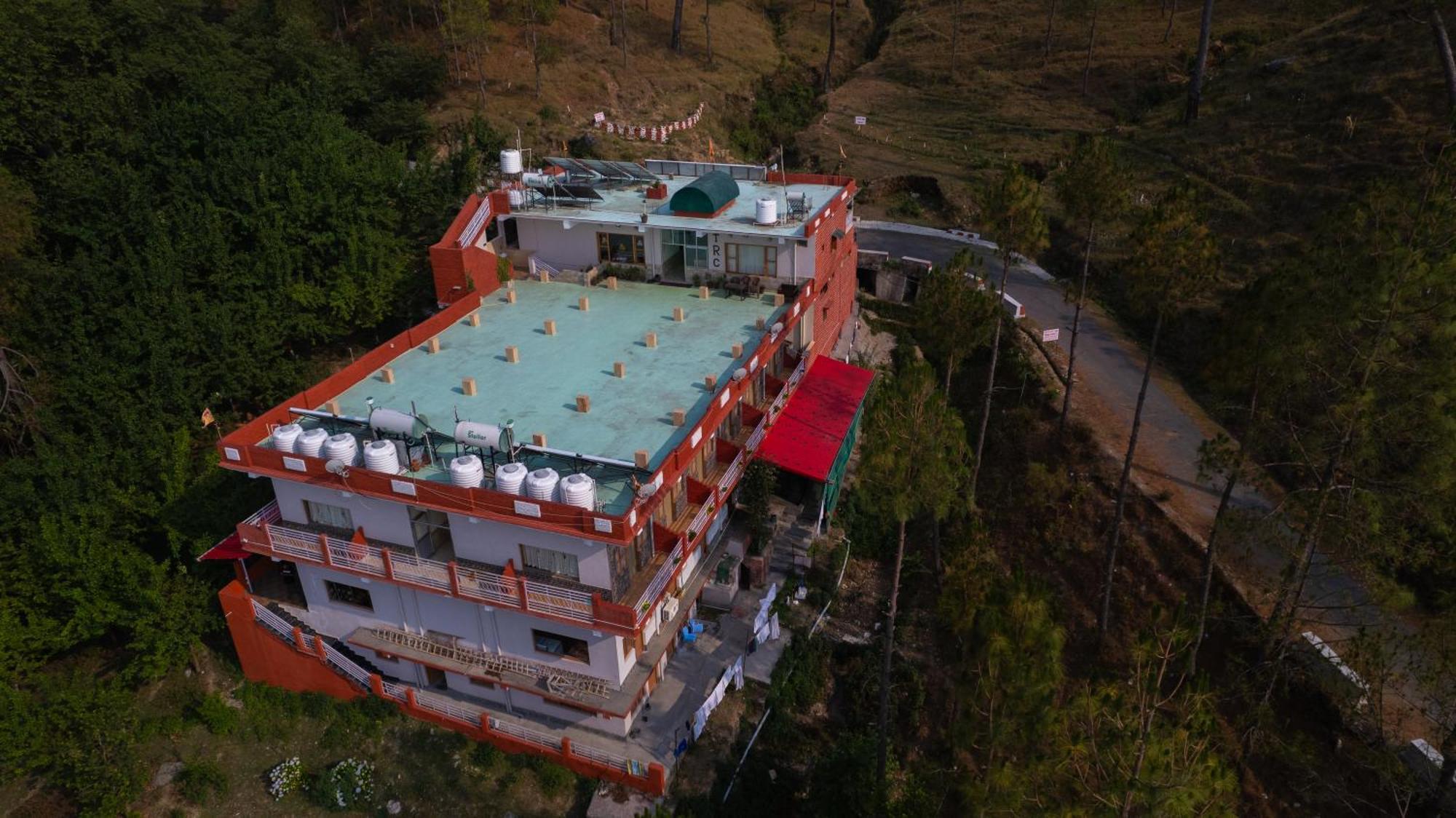 Отель The Ranikhet Continental Экстерьер фото