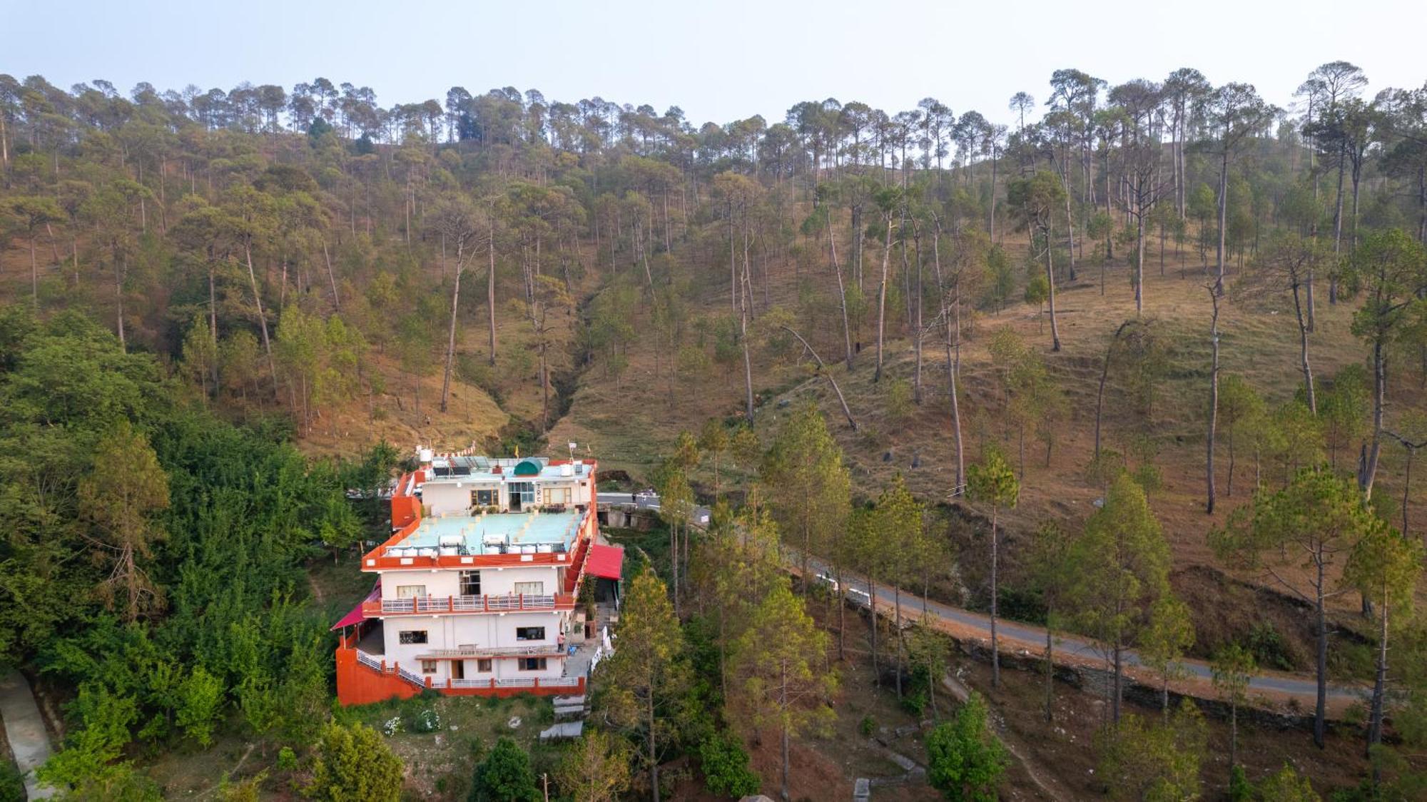 Отель The Ranikhet Continental Экстерьер фото