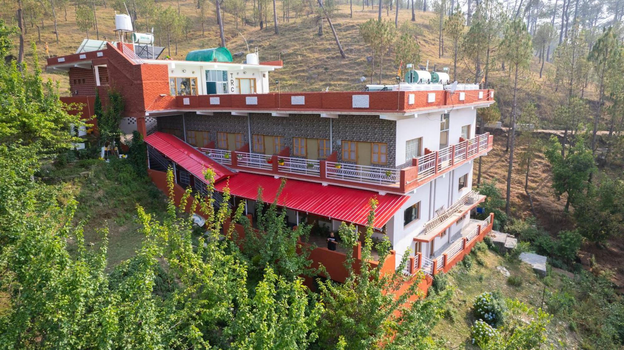 Отель The Ranikhet Continental Экстерьер фото
